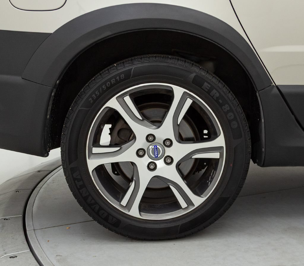 Used 2015 Volvo XC70 T6 w/ Technology Package AWD/4WD image 24