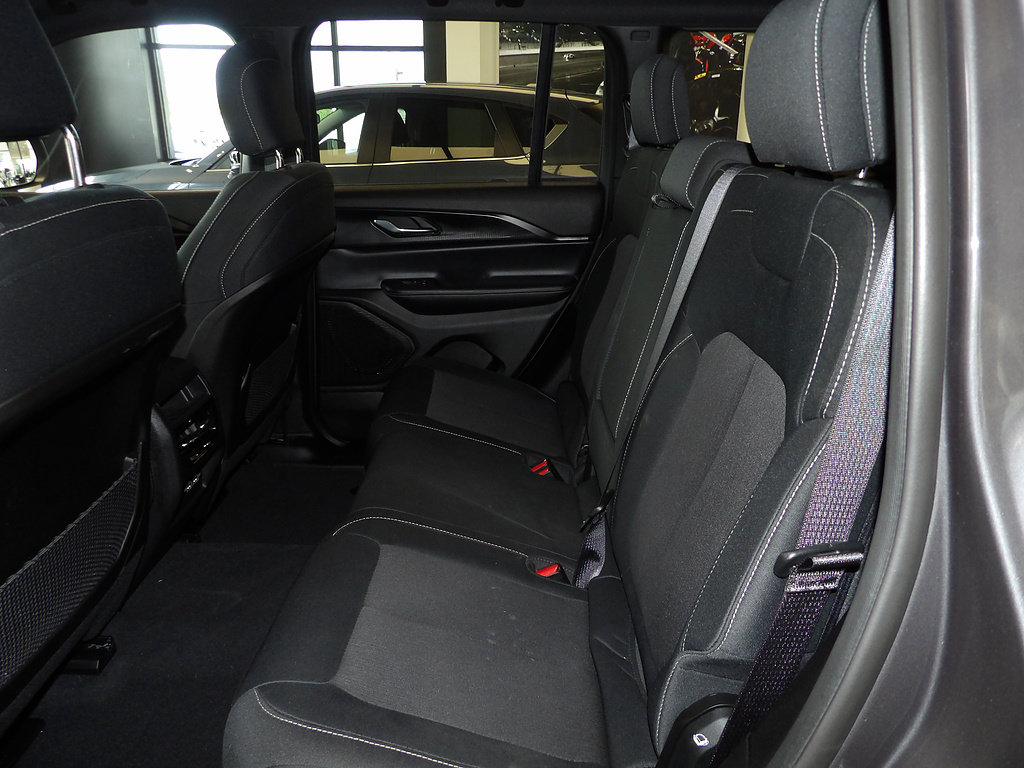 Used 2024 Jeep Grand Cherokee Laredo w/ Luxury Tech Group I AWD/4WD image 23