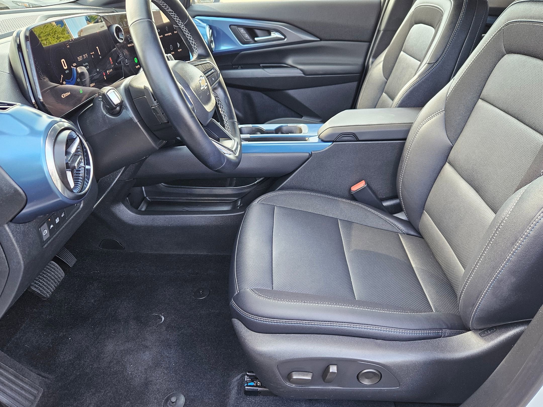 Used 2026 Chevrolet Equinox EV LT FWD image 13