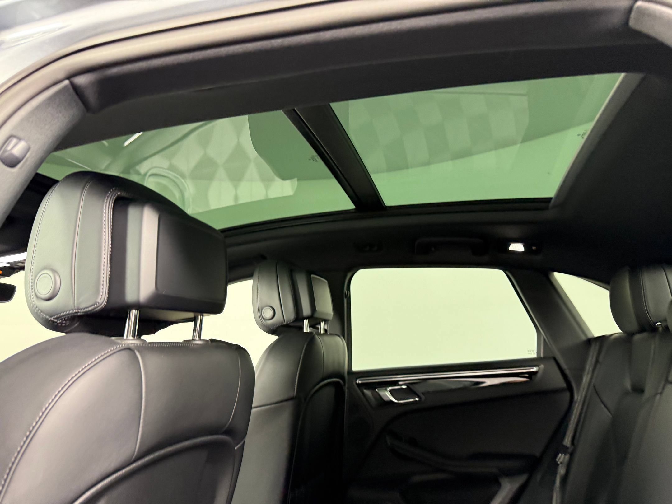 Certified 2026 Porsche Macan AWD/4WD image 16