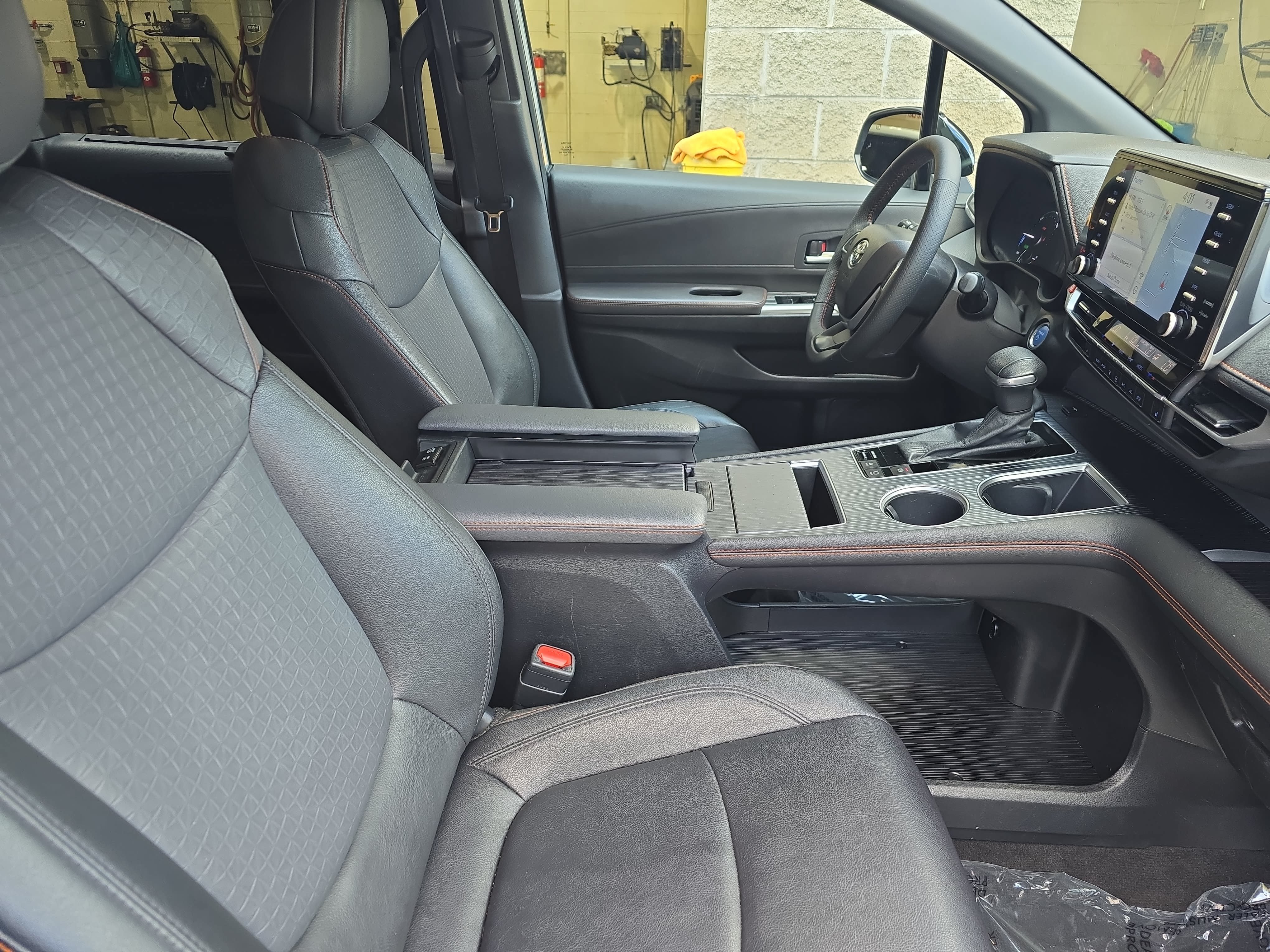 Used 2024 Toyota Sienna XSE FWD image 10