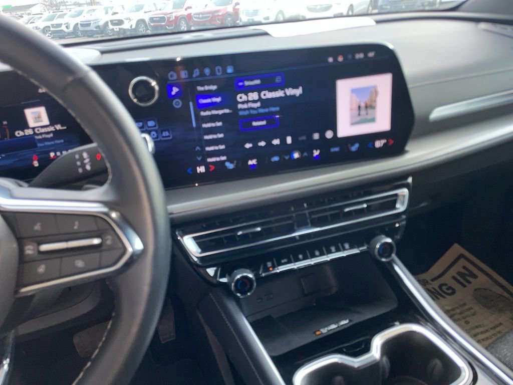 Used 2025 Chevrolet Traverse LT image 23