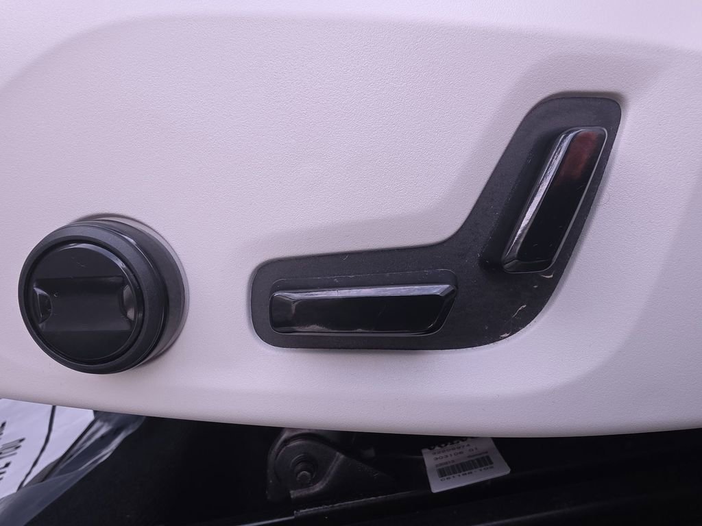 Used 2023 Volvo XC60 B5 Core image 33