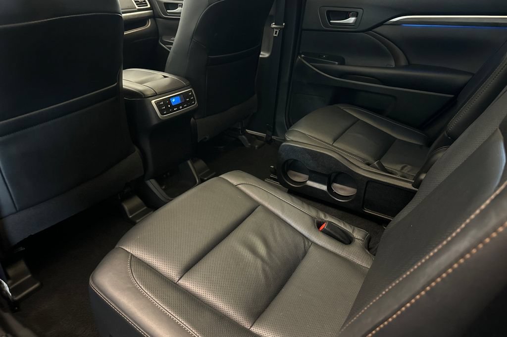 Used 2017 Toyota Highlander Limited Platinum AWD/4WD image 12