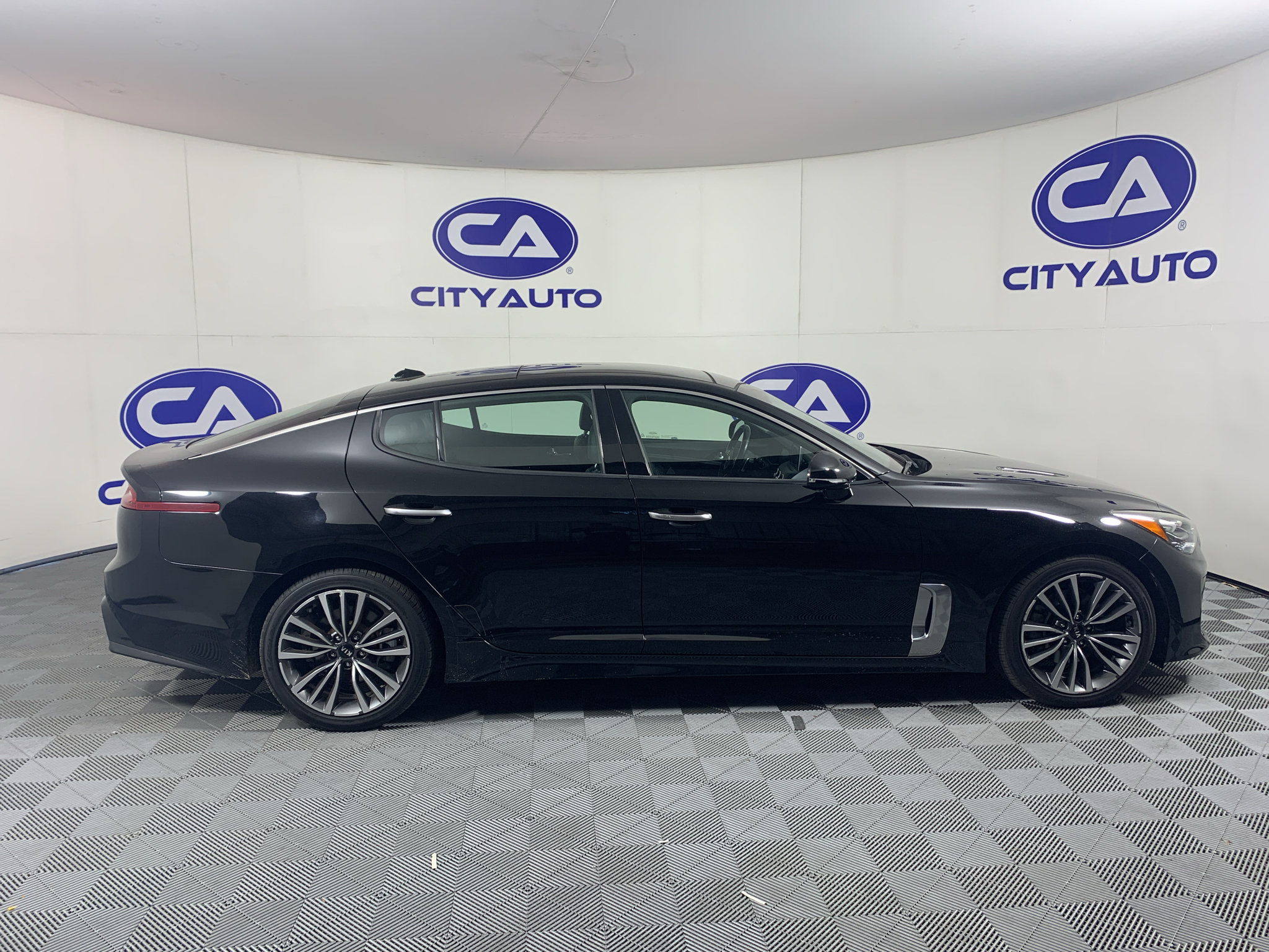 Used 2018 Kia Stinger Premium RWD image 2