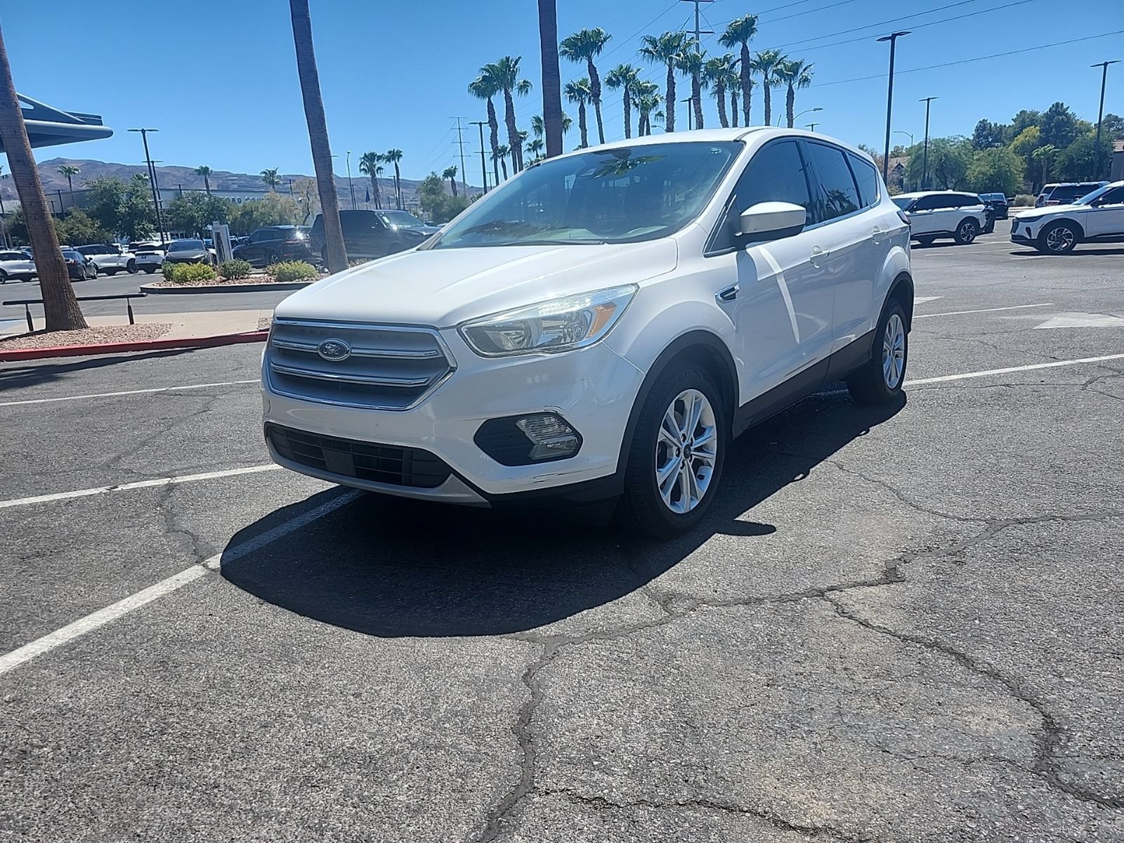 Used 2019 Ford Escape SE FWD image 1
