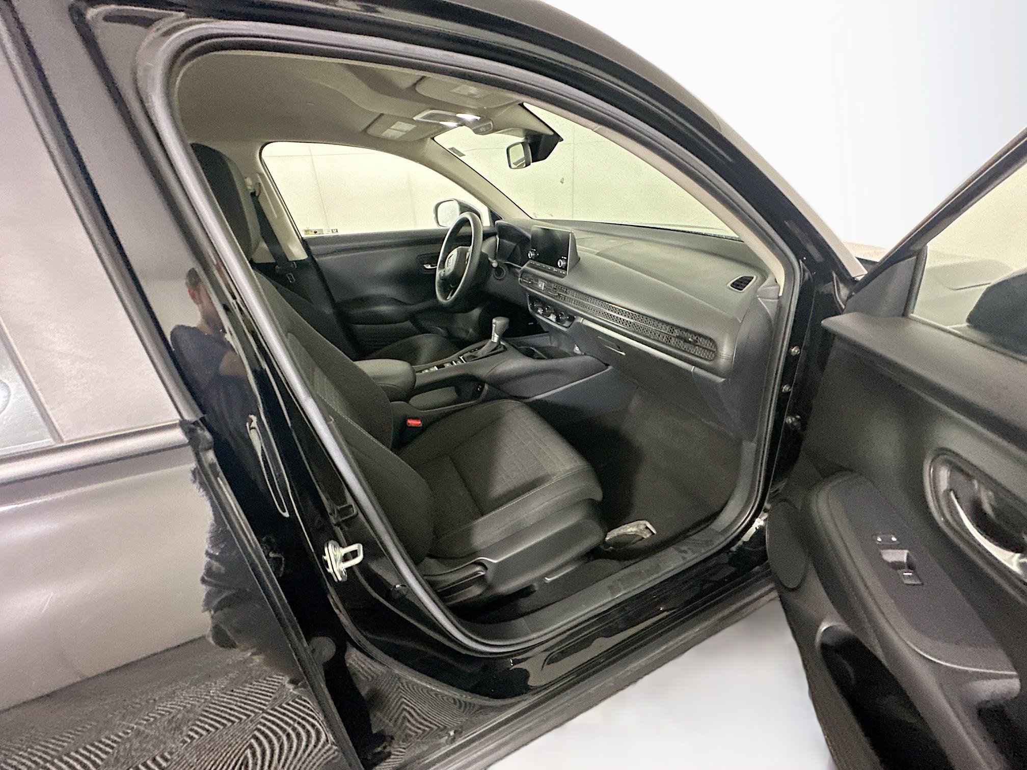 Used 2025 Honda HR-V LX image 29