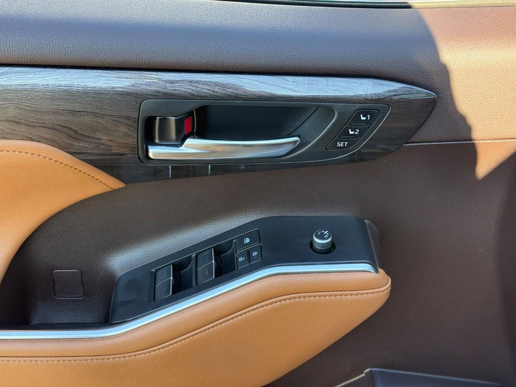 Used 2022 Toyota Highlander Platinum image 18