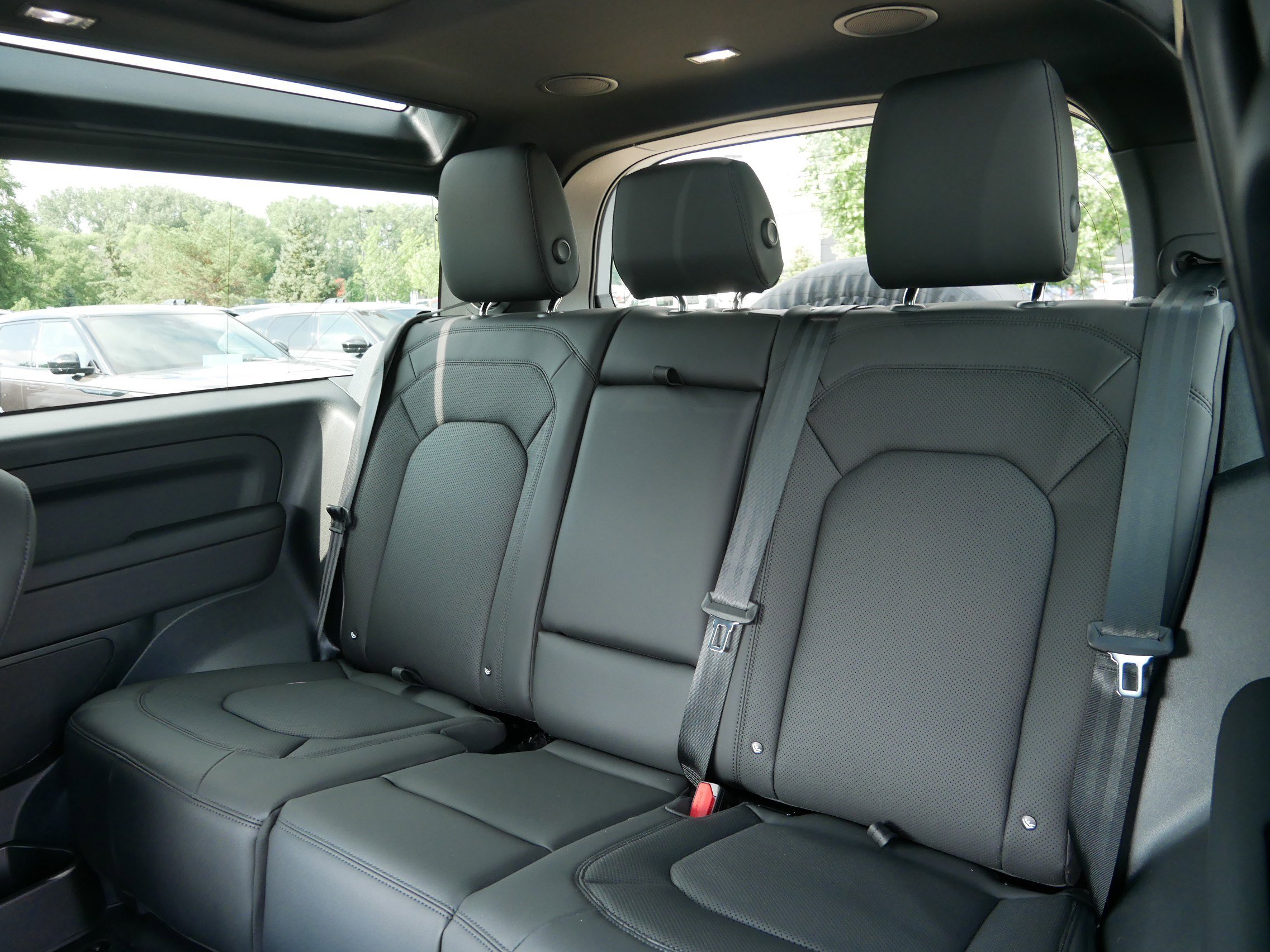 New 2025 Land Rover Defender 90 X-Dynamic SE image 6