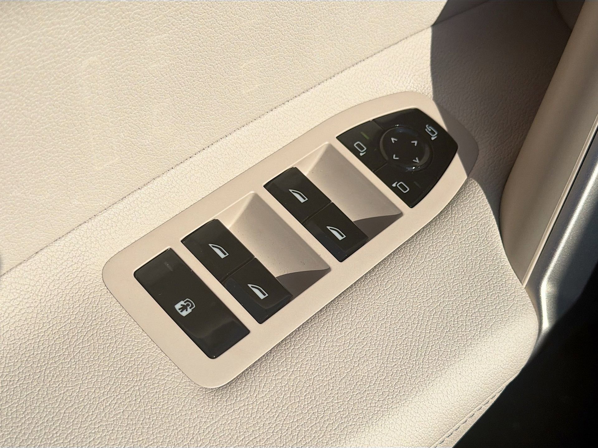 Certified 2025 BMW iX xDrive50 w/ Premium Package image 25