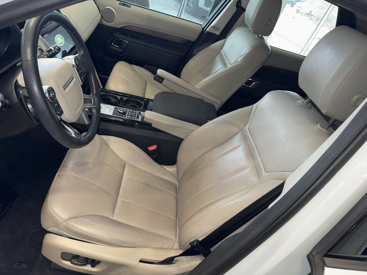 Used 2017 Land Rover Discovery HSE image 31