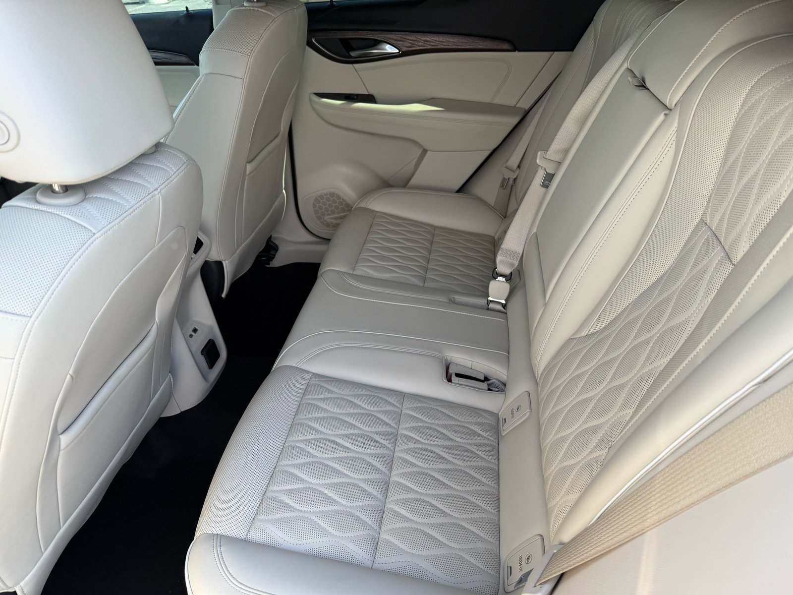 Used 2022 Buick Envision Avenir w/ Technology Package II image 16