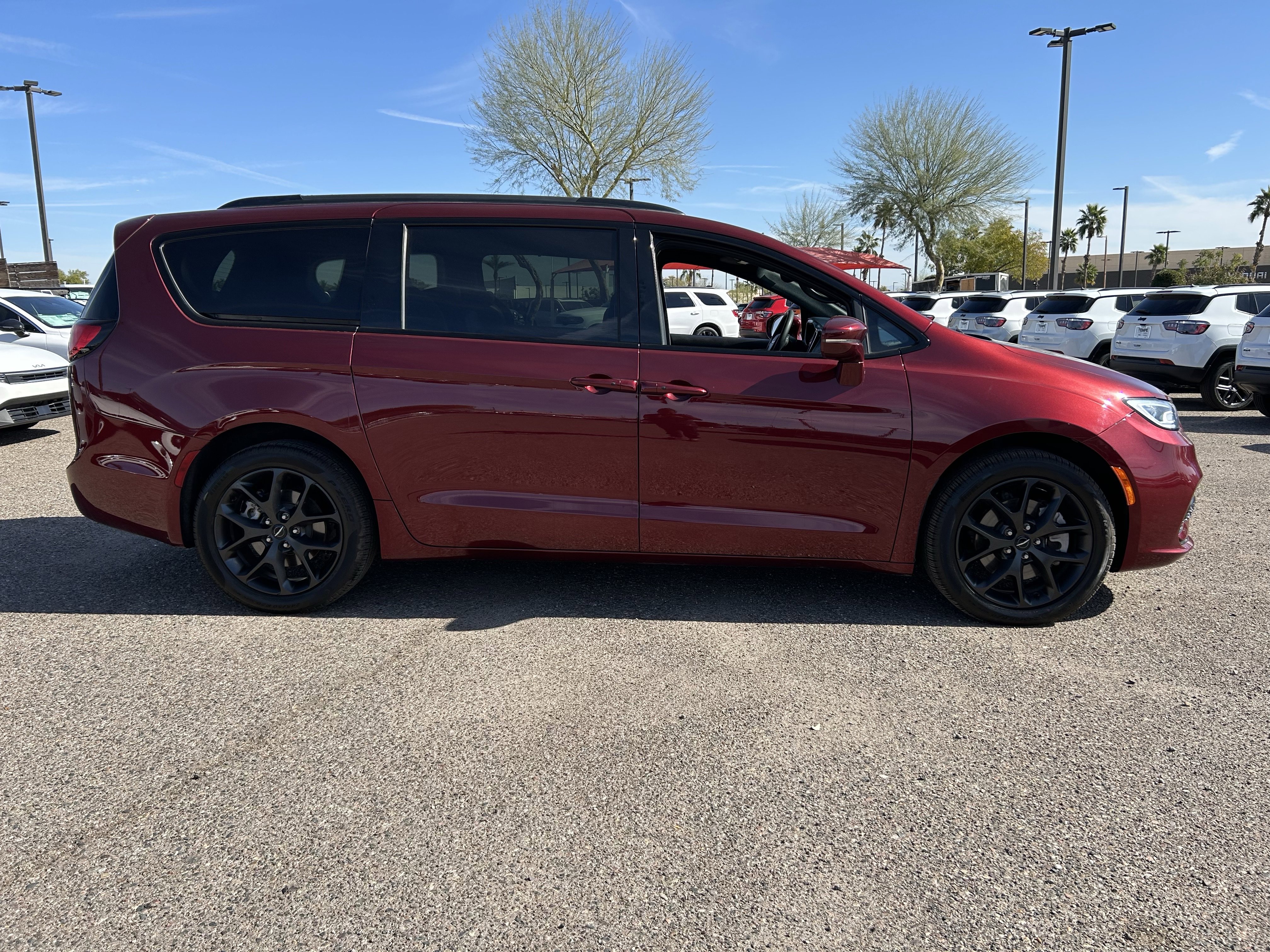 Certified 2022 Chrysler Pacifica Touring-L w/ S Appearance Package image 6