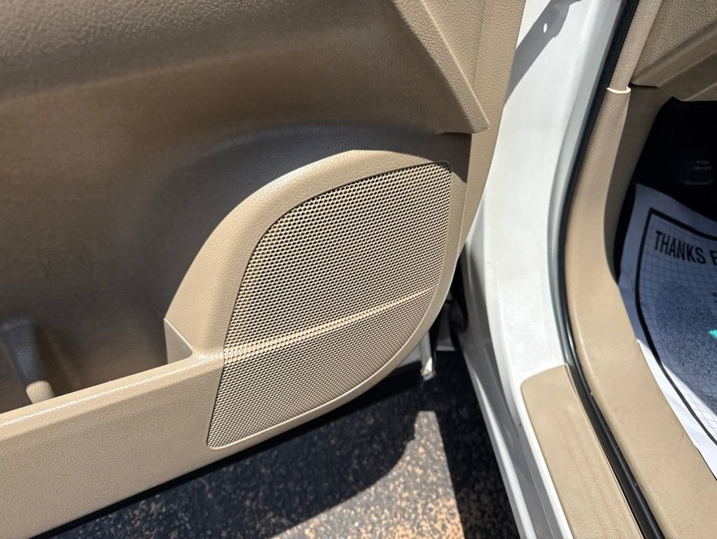 Used 2012 Toyota Highlander SE w/ Tow Pkg FWD image 14