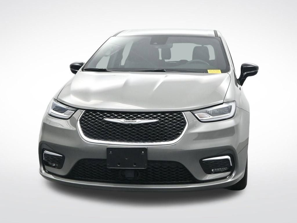 Used 2025 Chrysler Pacifica Select image 2