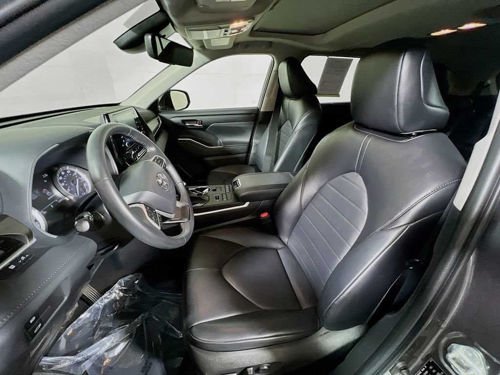 Used 2022 Toyota Highlander XLE AWD/4WD image 18