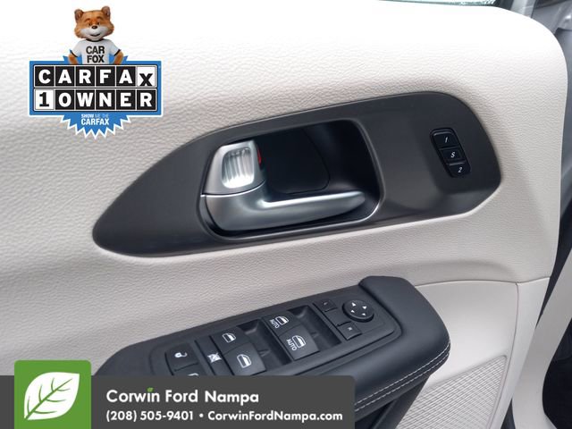Used 2024 Chrysler Pacifica Touring-L image 11