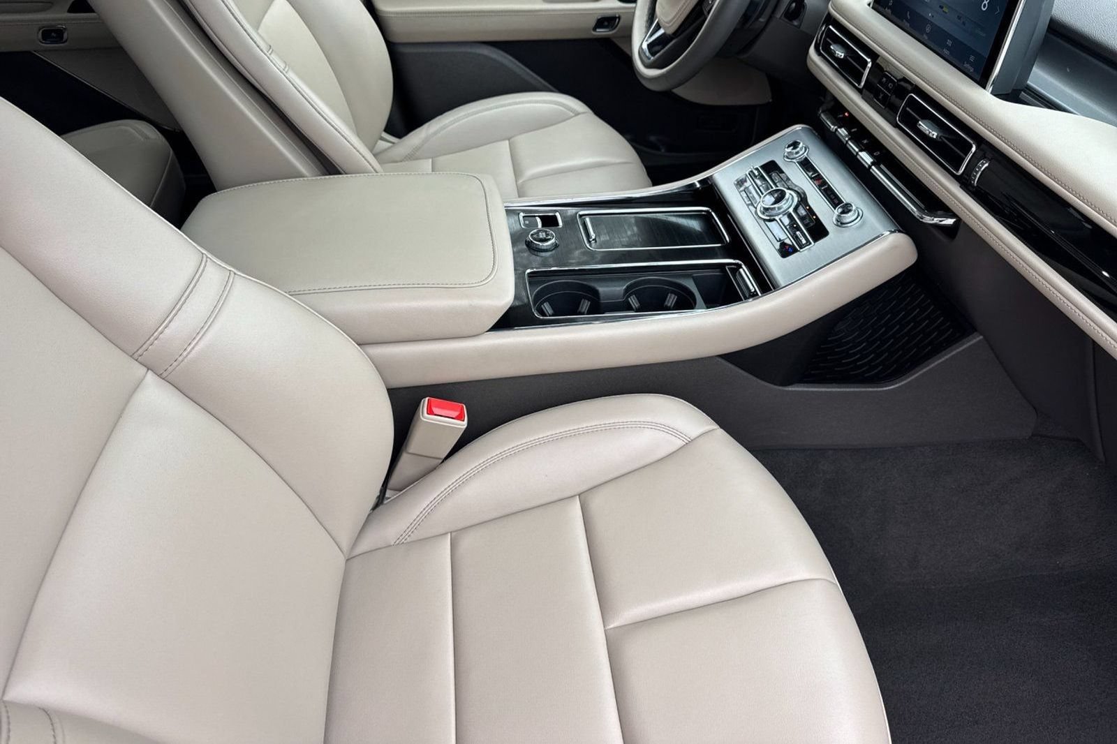 Used 2023 Lincoln Aviator 2WD w/ Premium Package image 22