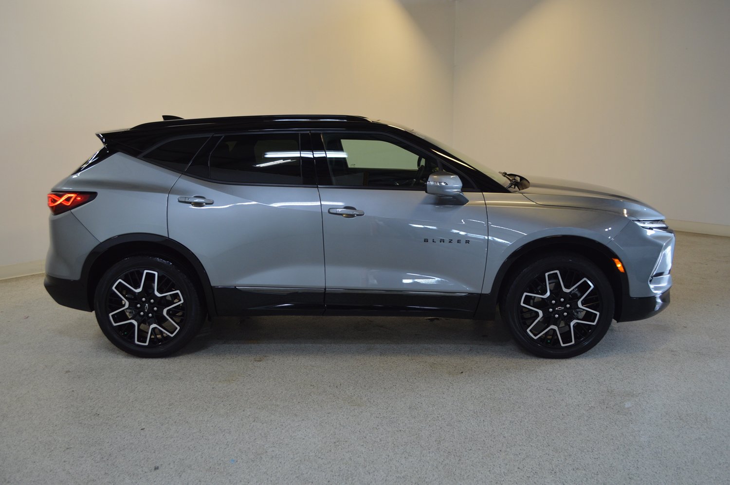 Used 2024 Chevrolet Blazer RS w/ Enhanced Convenience Package AWD/4WD image 2