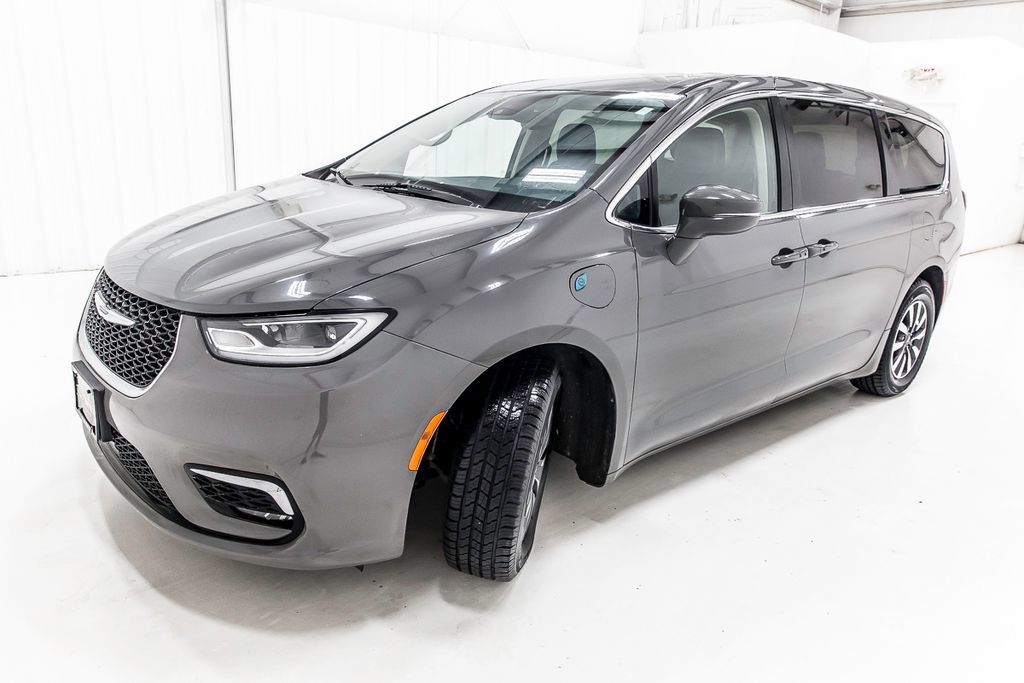 Used 2022 Chrysler Pacifica Touring-L FWD image 2