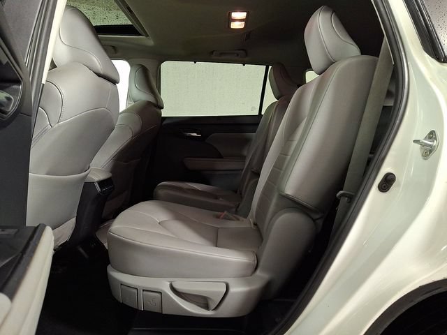 Used 2021 Toyota Highlander XLE AWD/4WD image 13