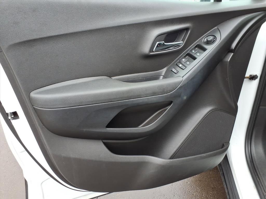 Used 2016 Chevrolet Trax LS w/ LPO, Cargo Package FWD image 12