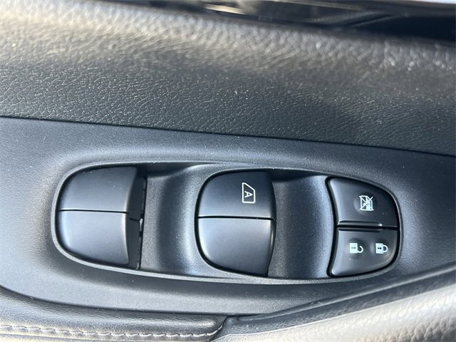 Used 2020 Nissan Rogue Sport SV image 18