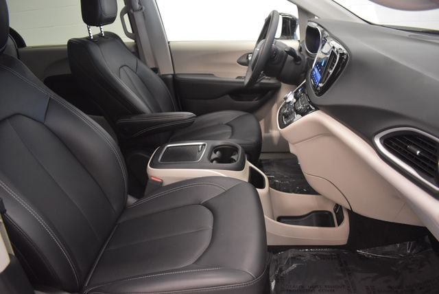 Used 2024 Chrysler Pacifica Touring-L FWD image 18