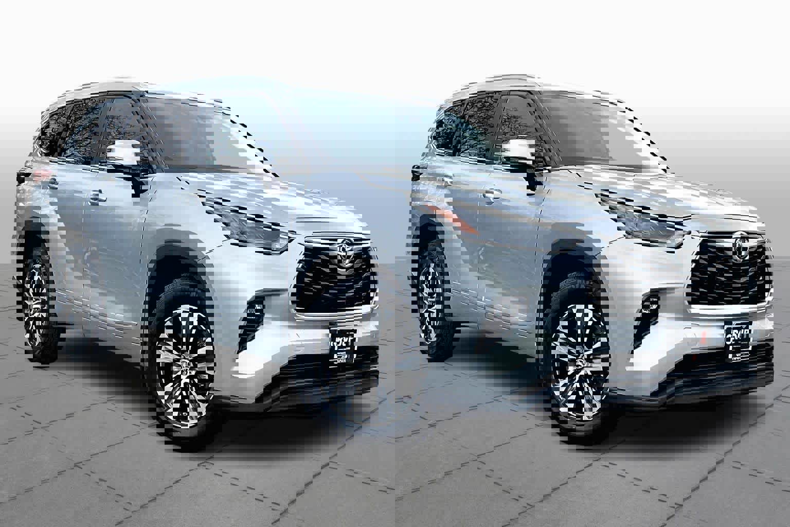 Used 2023 Toyota Highlander XLE image 3