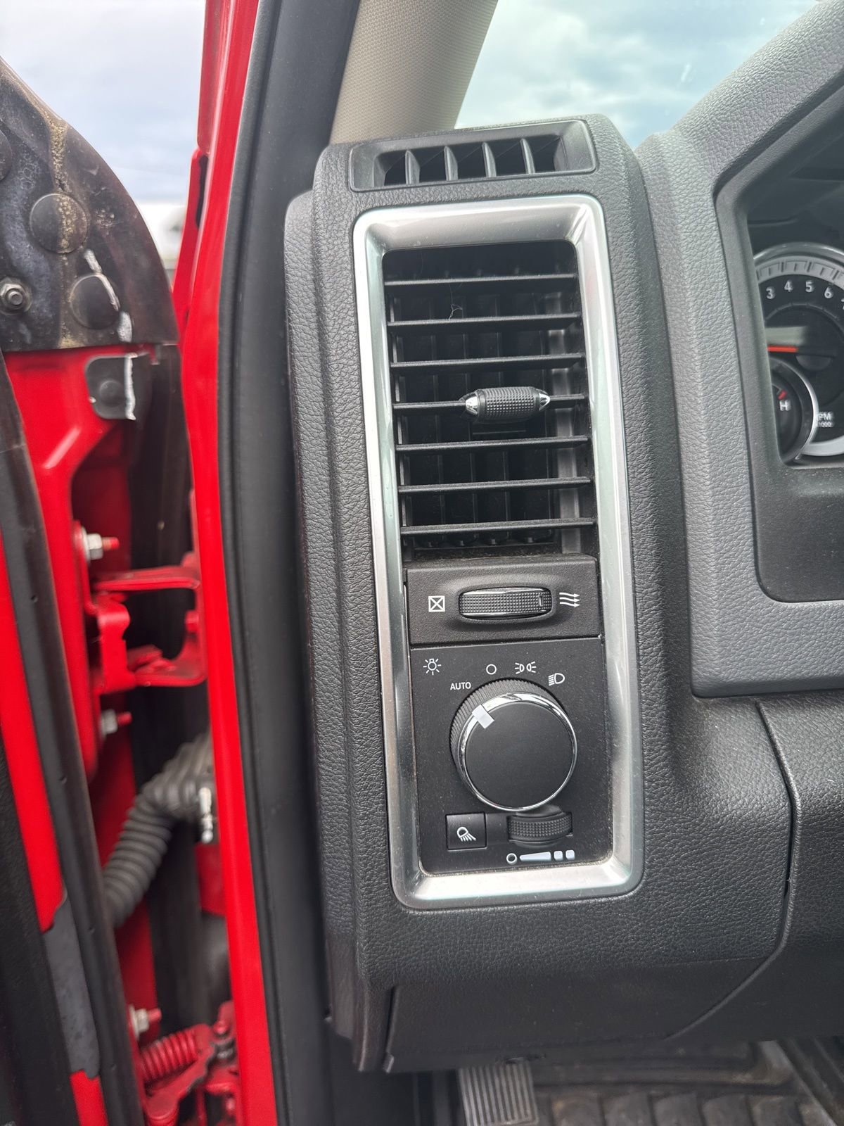 Used 2020 RAM 1500 Classic SLT w/ Luxury Group RWD image 13