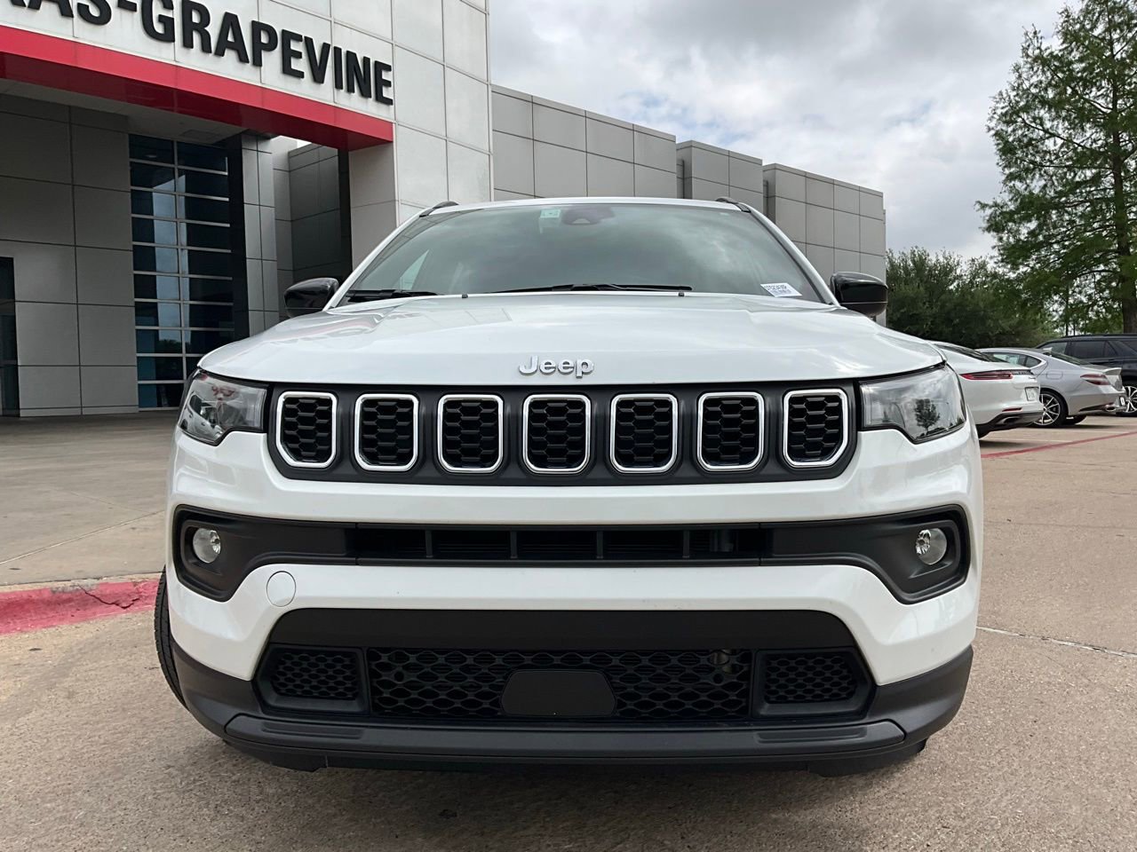 Used 2025 Jeep Compass Latitude image 3
