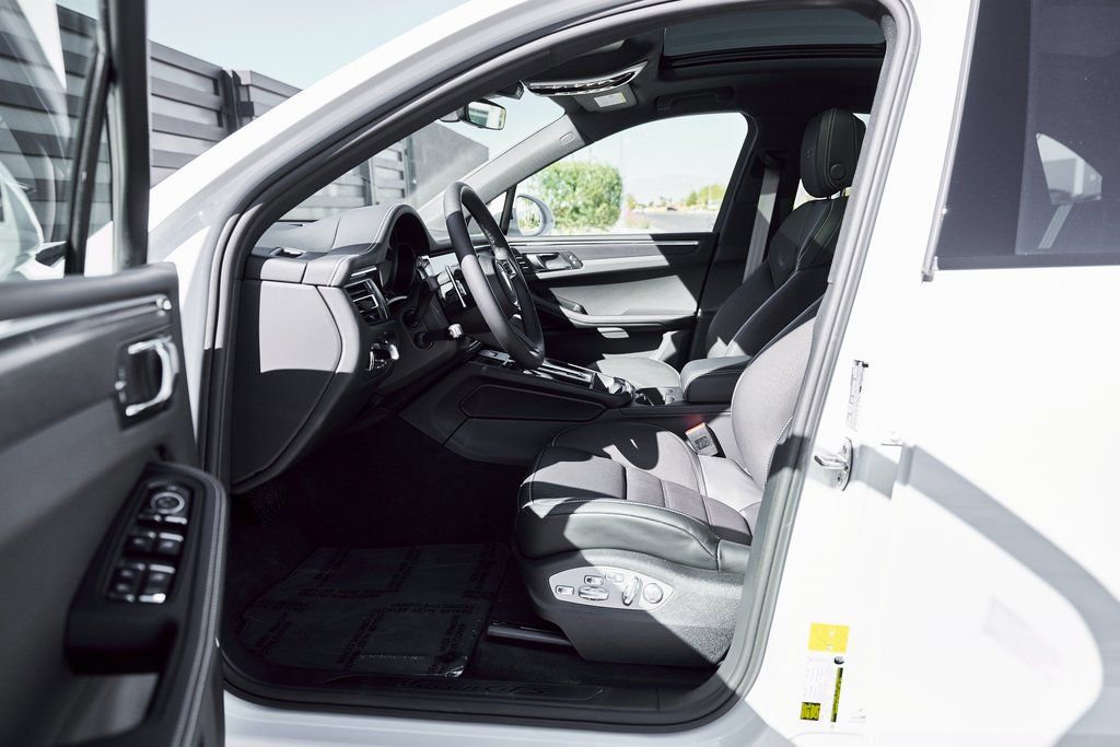 Used 2025 Porsche Macan GTS image 34