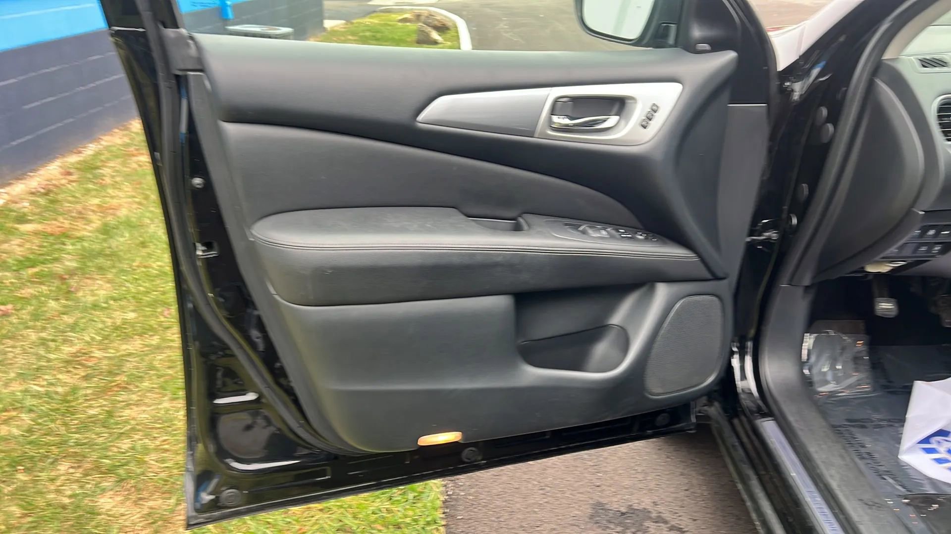 Used 2018 Nissan Pathfinder SL w/ Cargo Package image 10