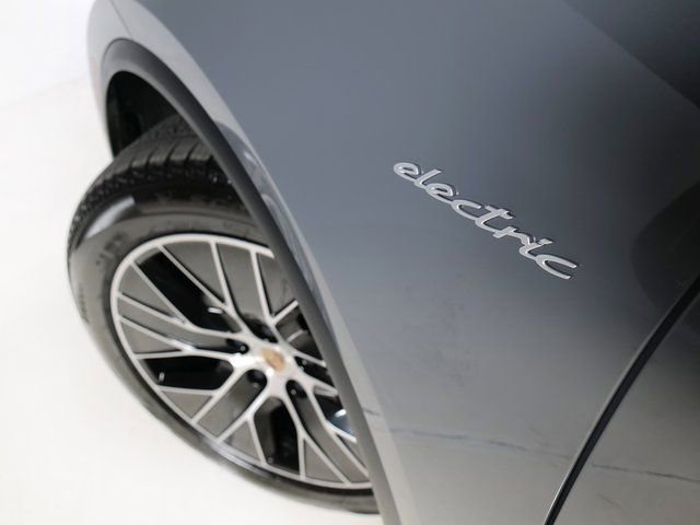 Certified 2025 Porsche Macan 4 Electric image 32