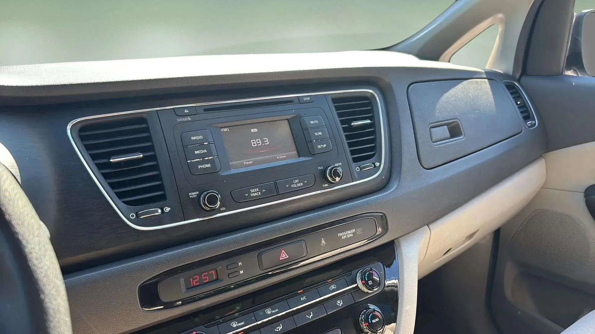 Used 2017 Kia Sedona LX image 36