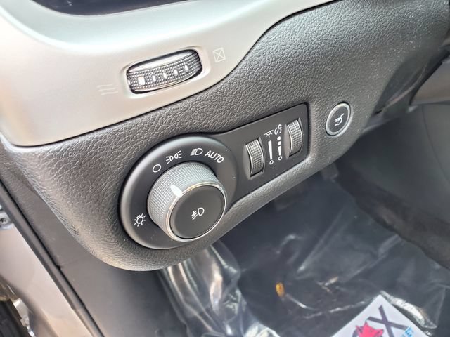 Used 2018 Jeep Cherokee Latitude Plus w/ Comfort/Convenience Group AWD/4WD image 22