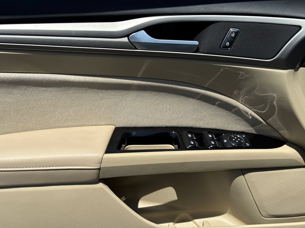 Used 2014 Ford Fusion SE FWD image 12