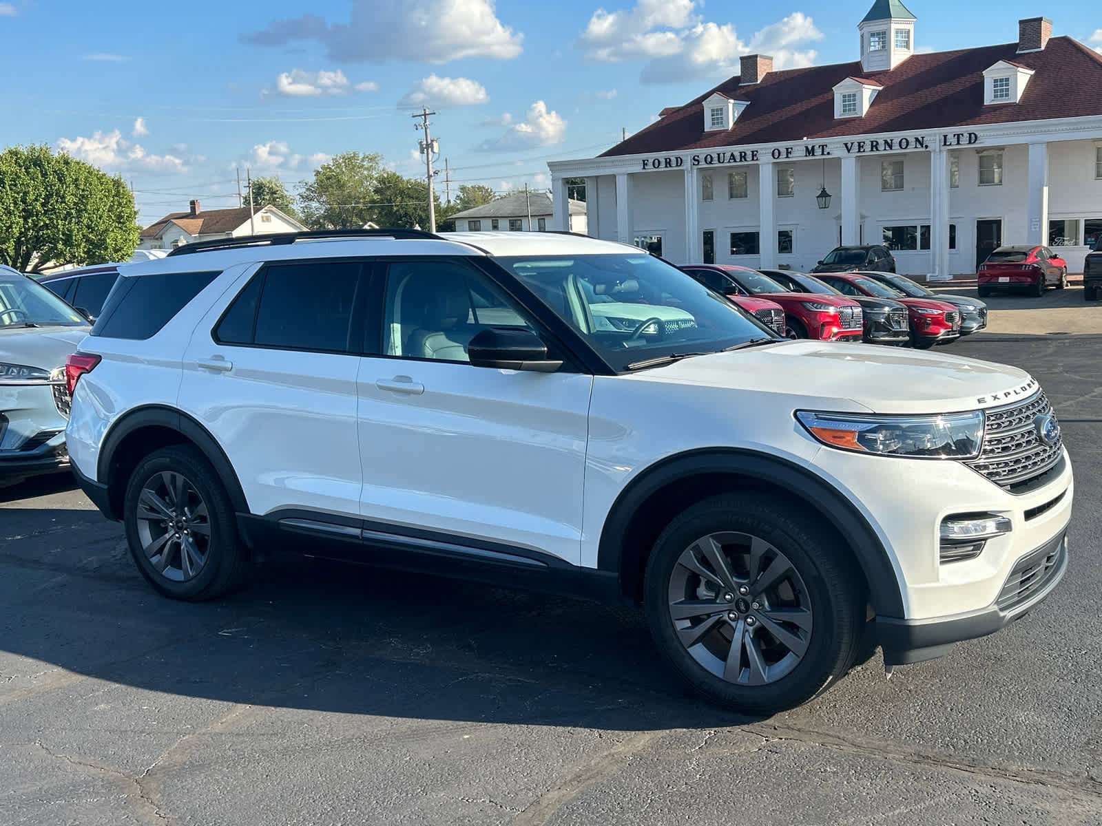 Used 2023 Ford Explorer XLT w/ Equipment Group 202A image 3
