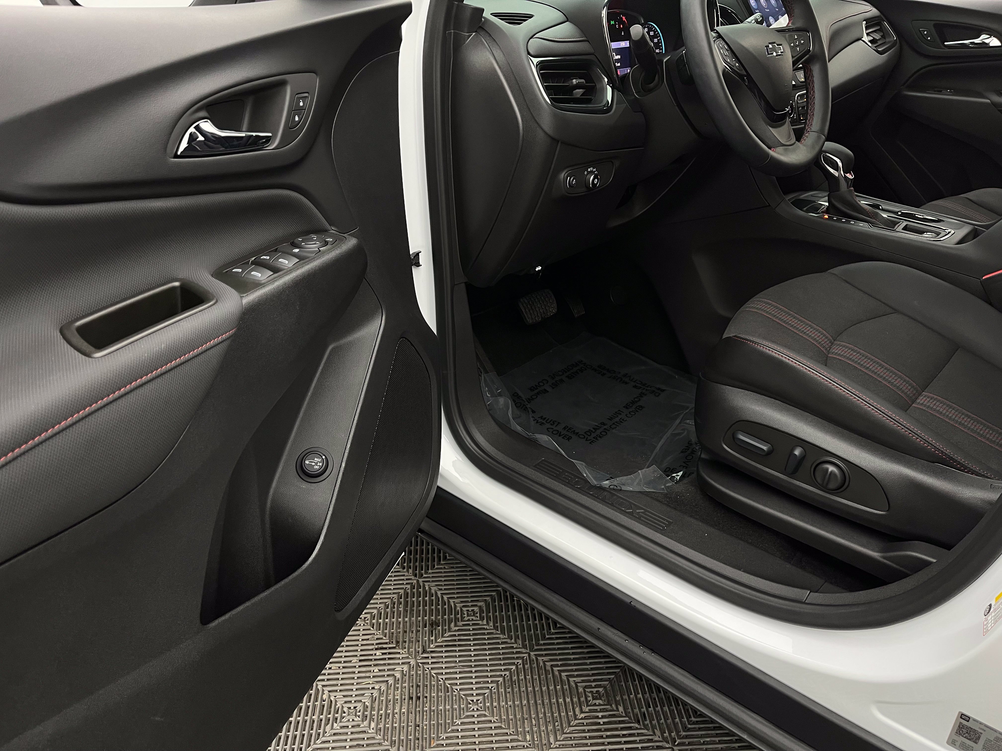 Used 2023 Chevrolet Equinox RS FWD image 15
