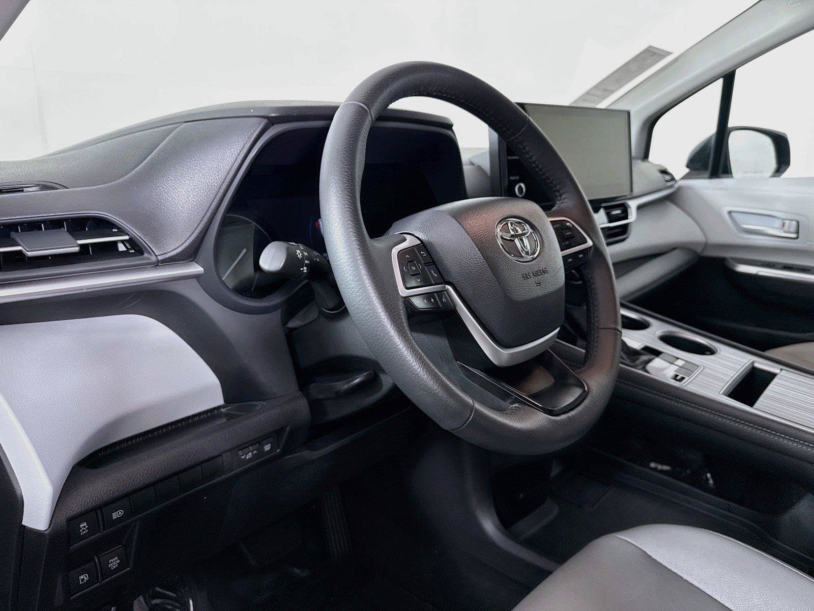 Certified 2026 Toyota Sienna XLE FWD image 4