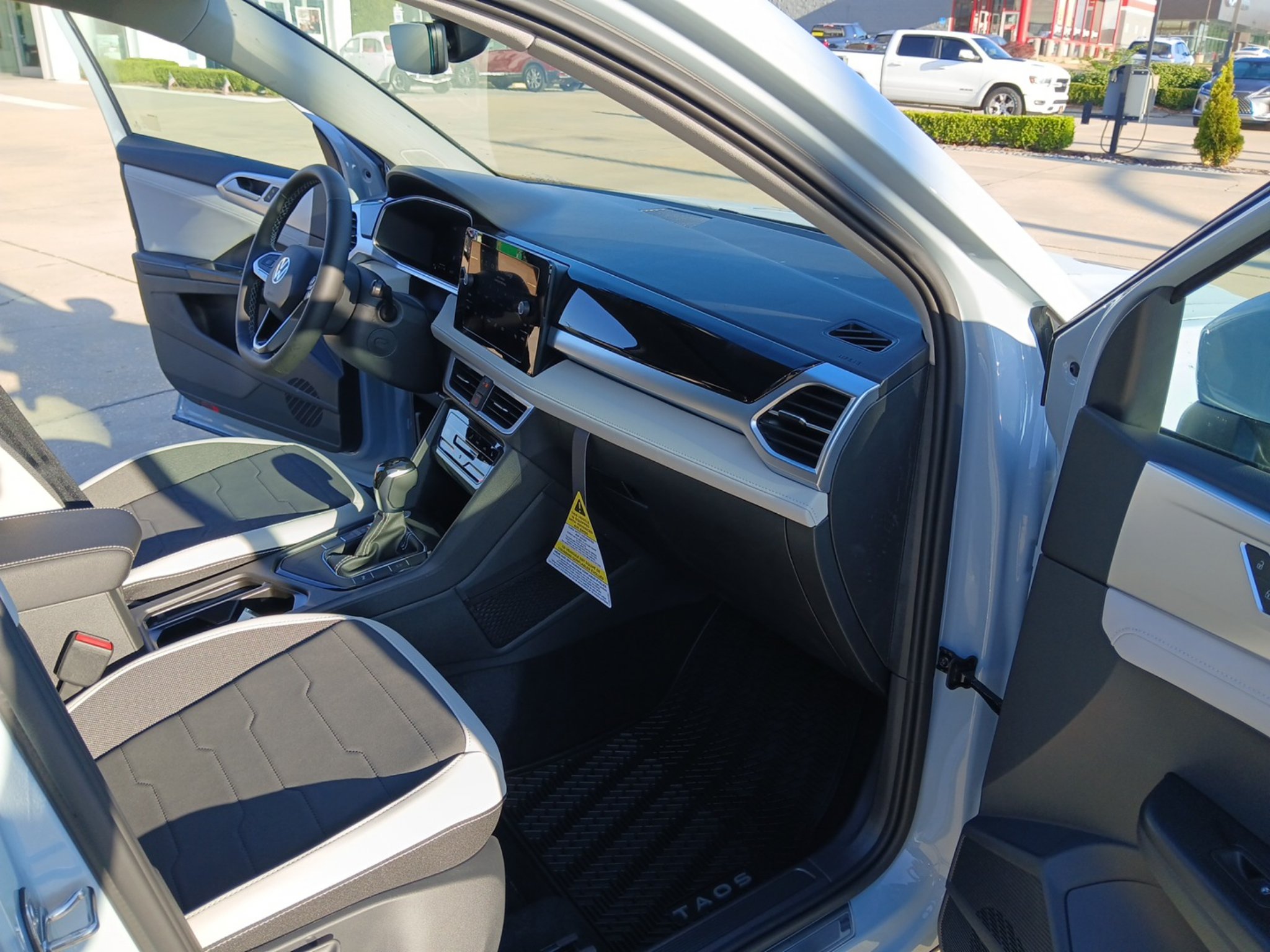 New 2027 Volkswagen Taos SE FWD image 26