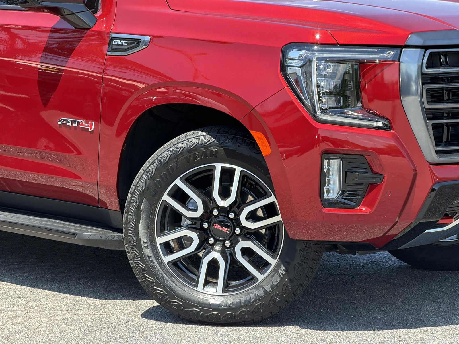 Used 2024 GMC Yukon AT4 w/ Technology Package image 3