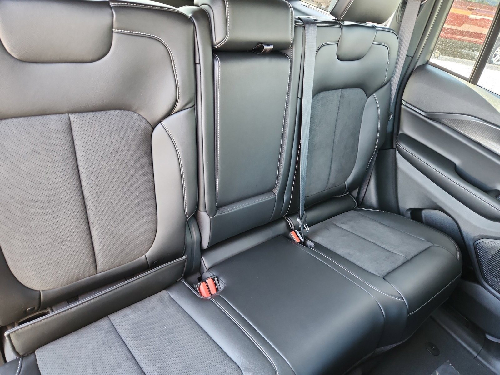 New 2025 Jeep Grand Cherokee Altitude image 18