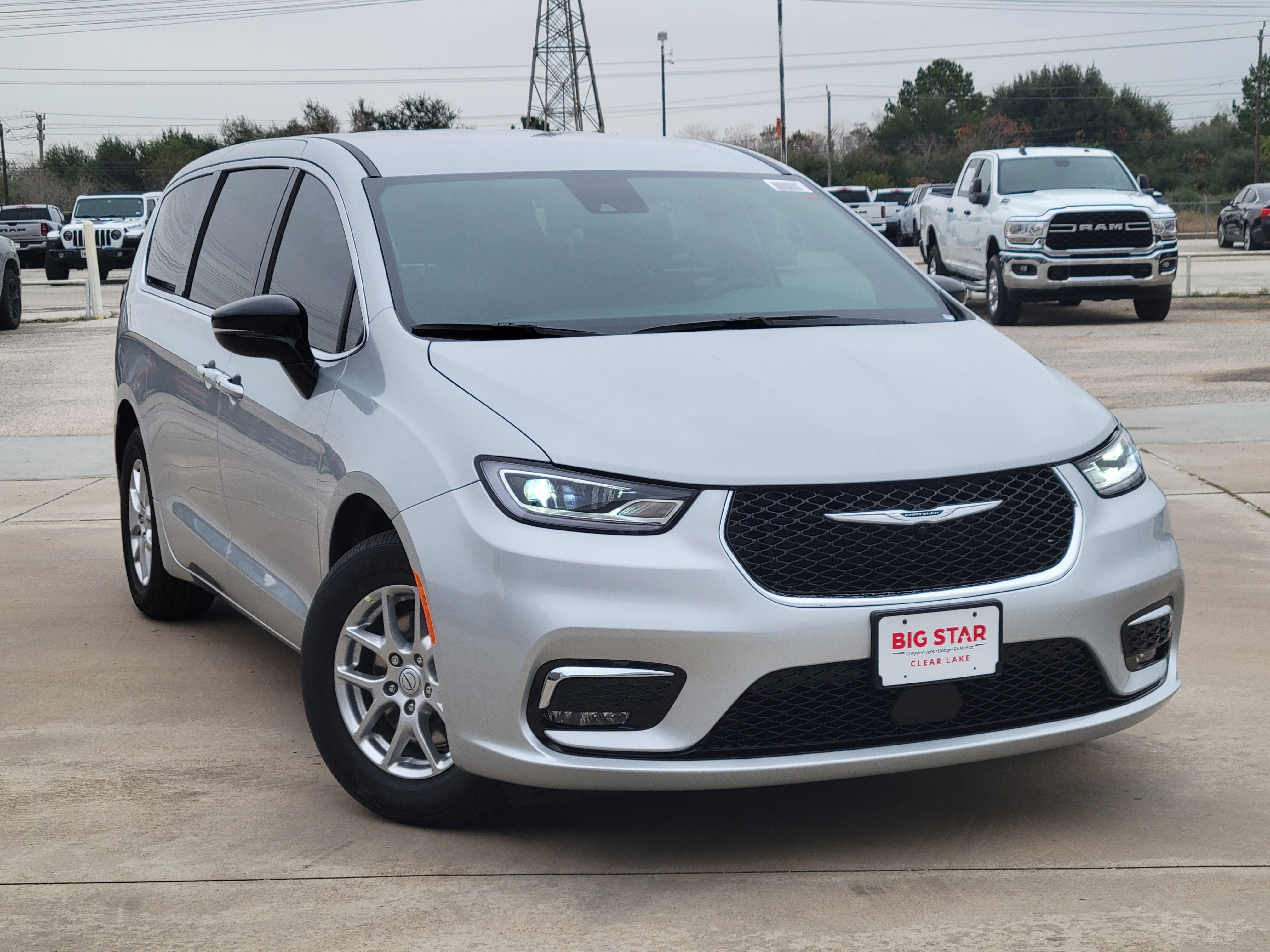 New 2026 Chrysler Pacifica Select image 2