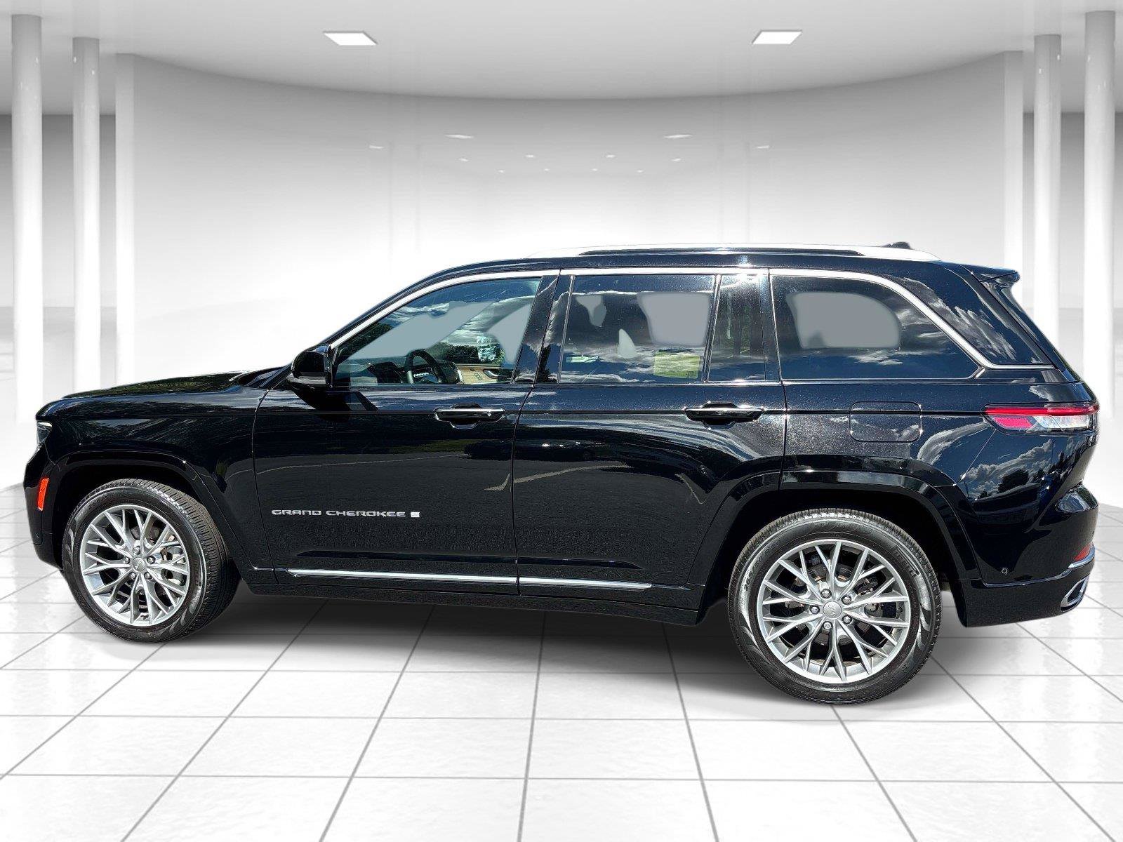 Used 2023 Jeep Grand Cherokee Summit w/ Adv Protech Group IV AWD/4WD image 7