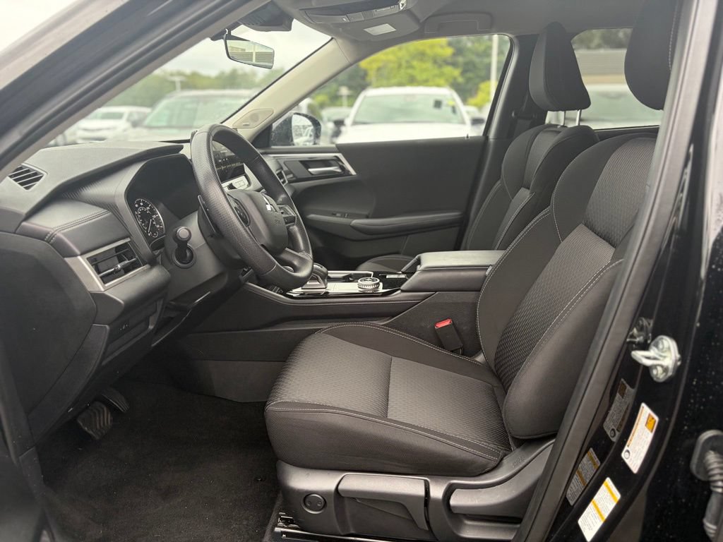 Used 2025 Mitsubishi Outlander ES AWD/4WD image 23
