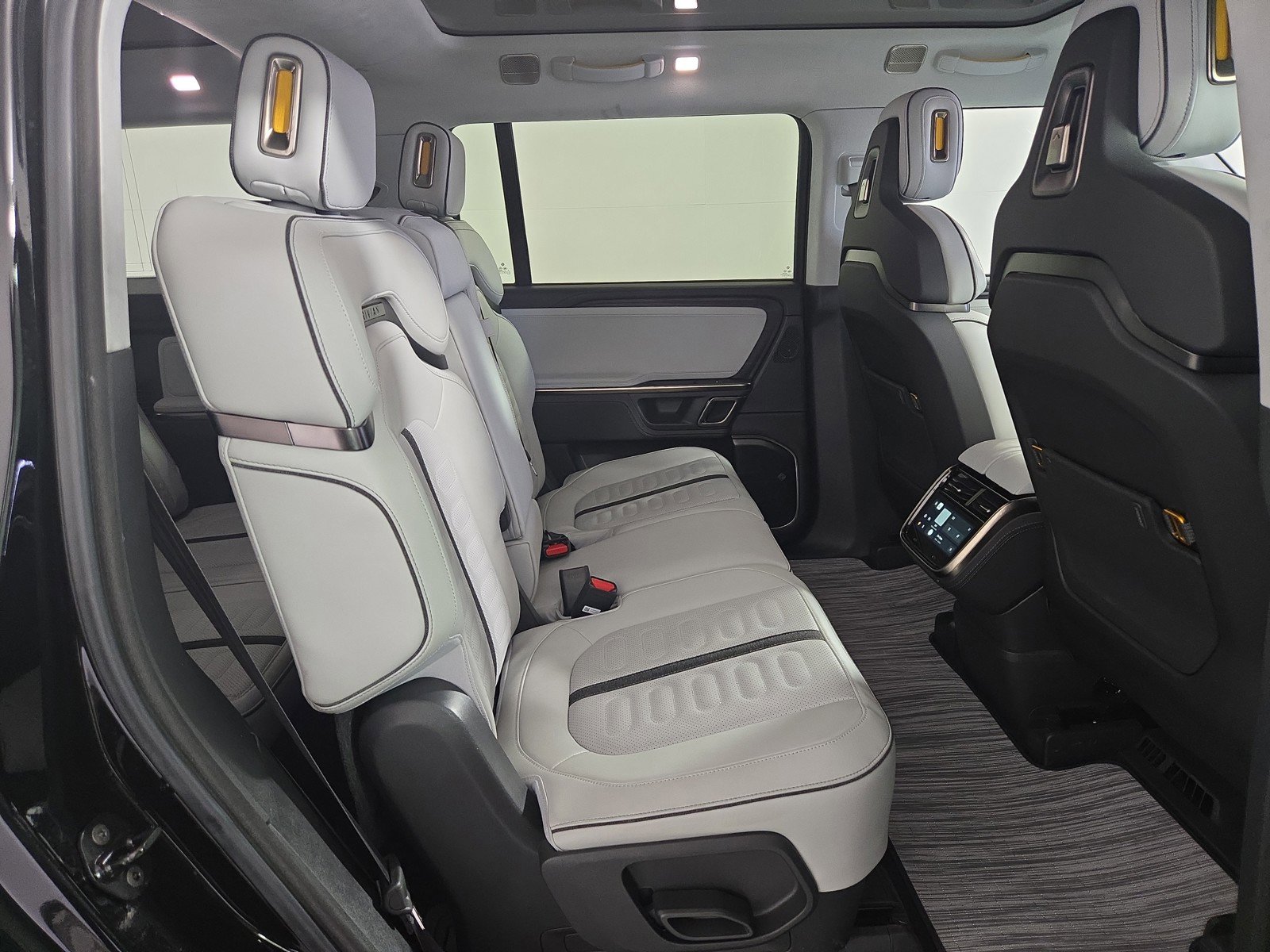 Used 2024 Rivian R1S Adventure AWD/4WD image 23