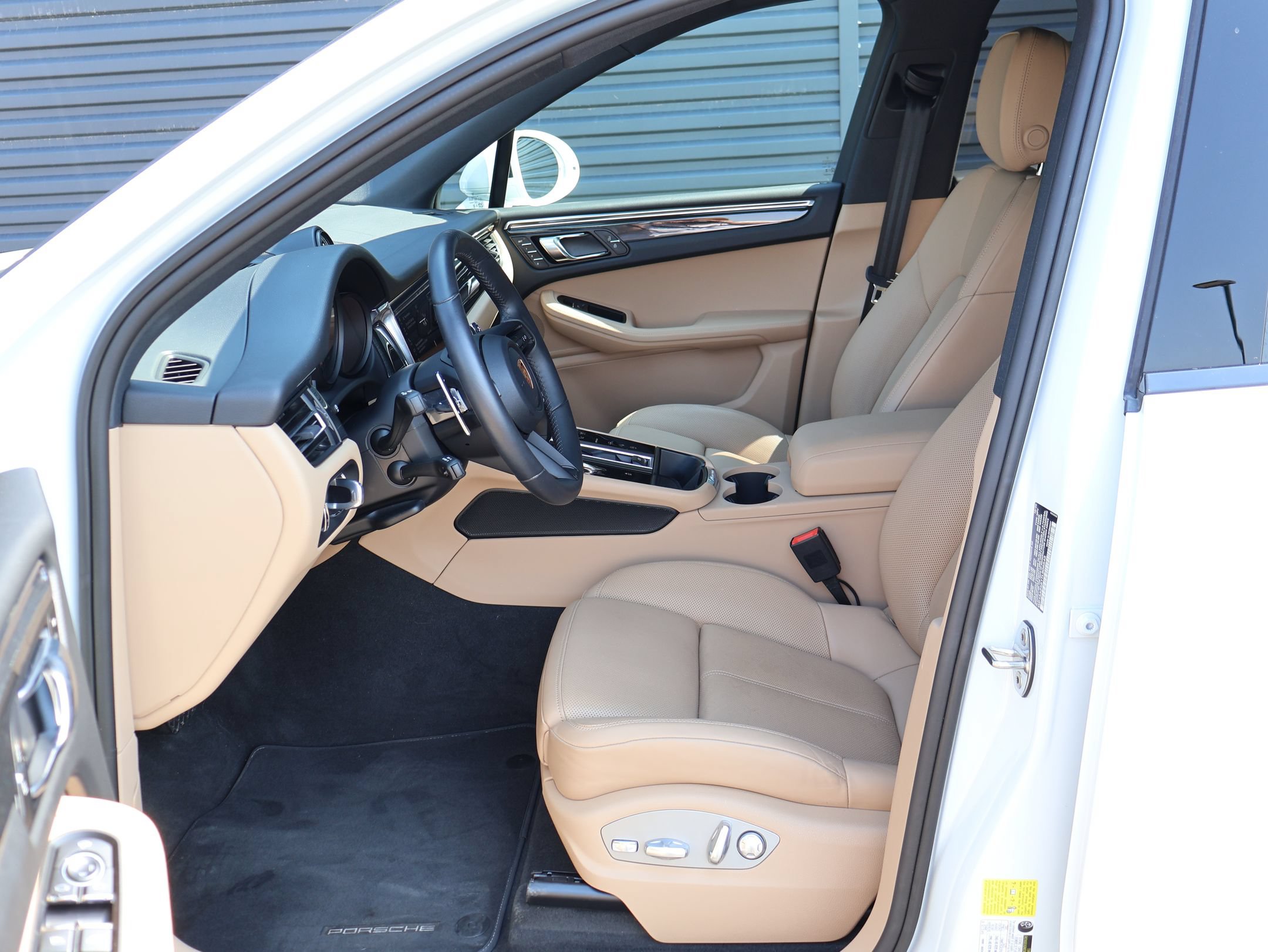 Certified 2026 Porsche Macan AWD/4WD image 5