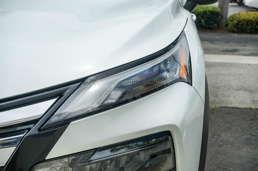 Used 2024 Nissan Rogue SV image 8