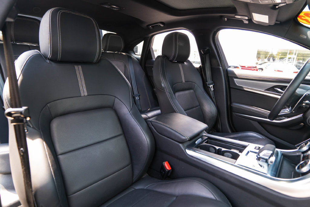Used 2023 Jaguar XF R-Dynamic SE AWD/4WD image 15